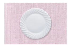 テーブルの上の白い丸皿