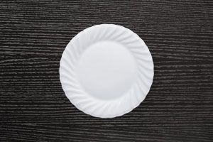黒いテーブルの上の白い丸皿