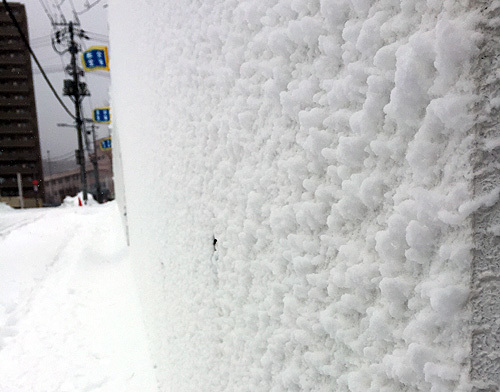 雪が吹き付けた壁